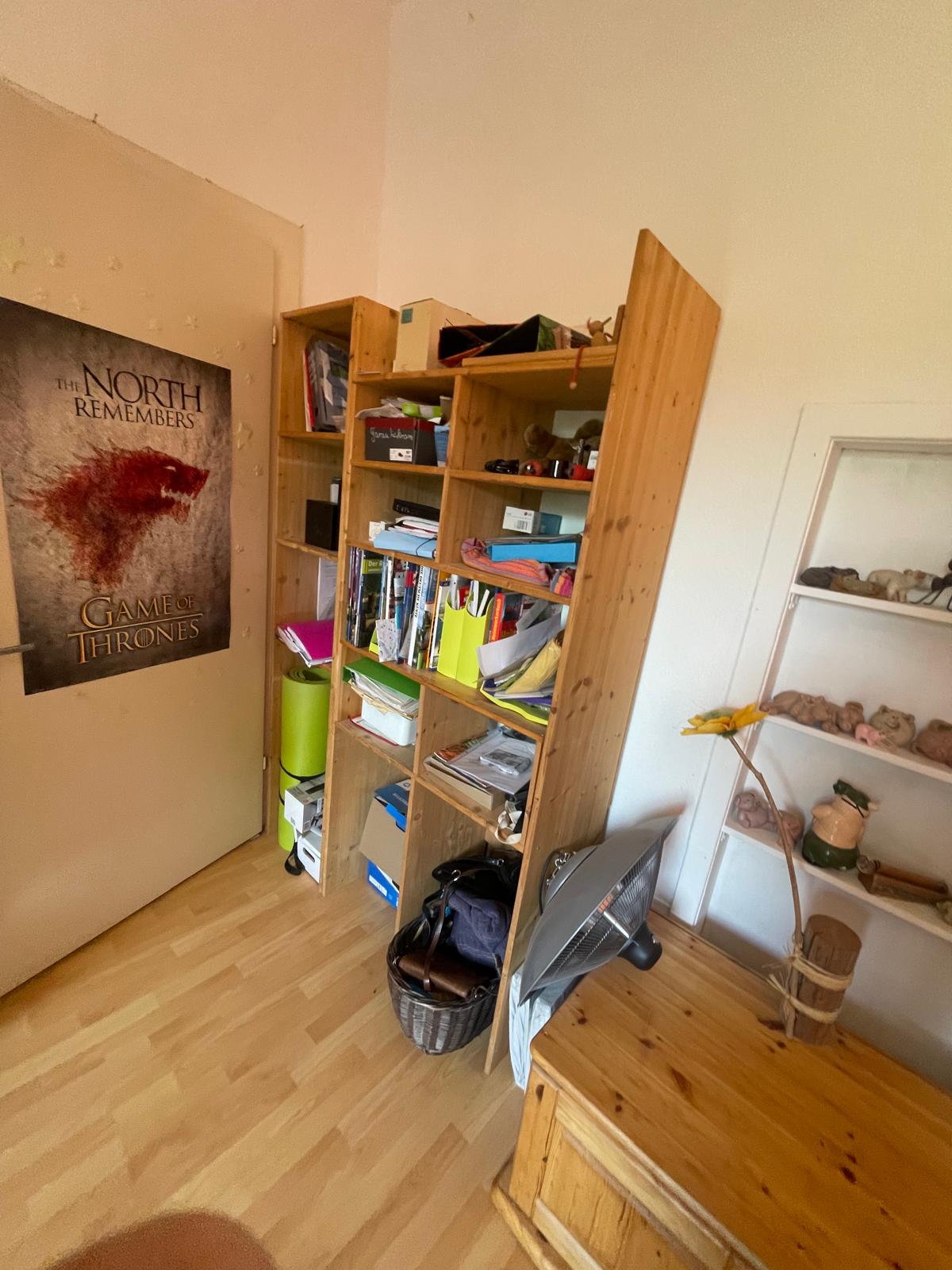Kundenprojekt Kaarst: möbliertes Zimmer vor der Entrümpelung Möbliertes Zimmer mit Bücherregalen, Kartons und persönlichen Dingen vor der Entrümpelung bei einem Kunden in Kaarst